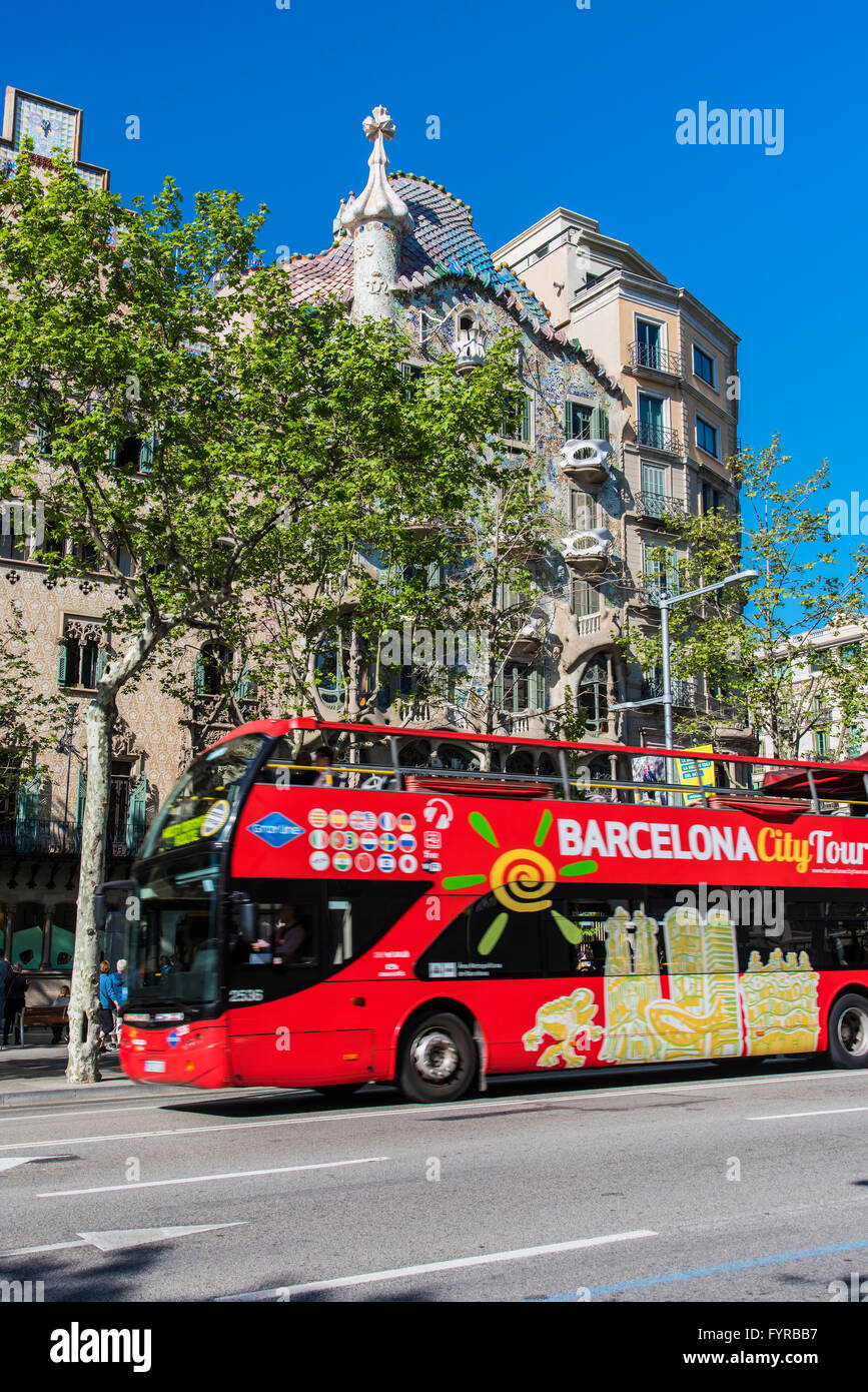 Rosso di Barcellona autobus turistico con la chiesa della Sagrada Familia dietro, Barcellona, in Catalogna, Spagna Foto Stock
