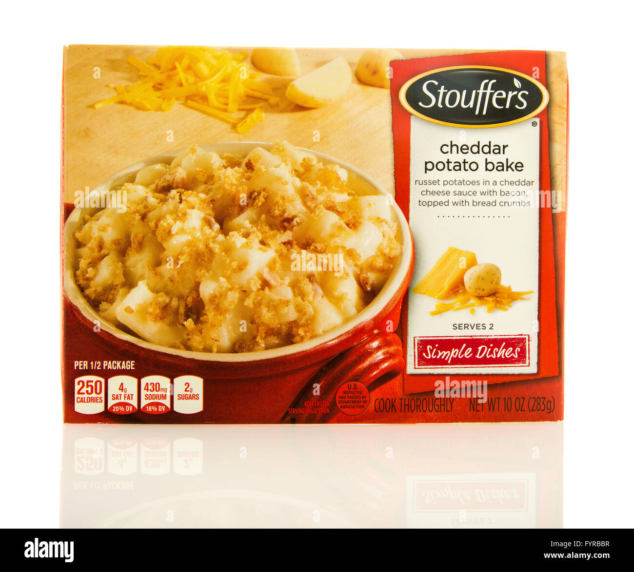 Waupun, WI - 9 Marzo 2016: casella di Stouffer il cheddar cuocere patate congelate a cena Foto Stock