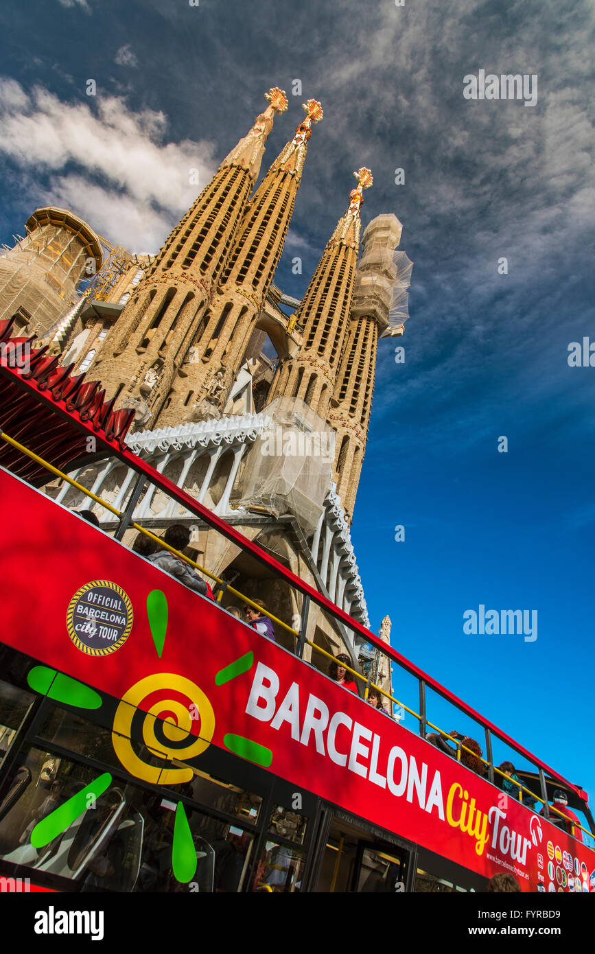 Rosso di Barcellona autobus turistico con la chiesa della Sagrada Familia dietro, Barcellona, in Catalogna, Spagna Foto Stock