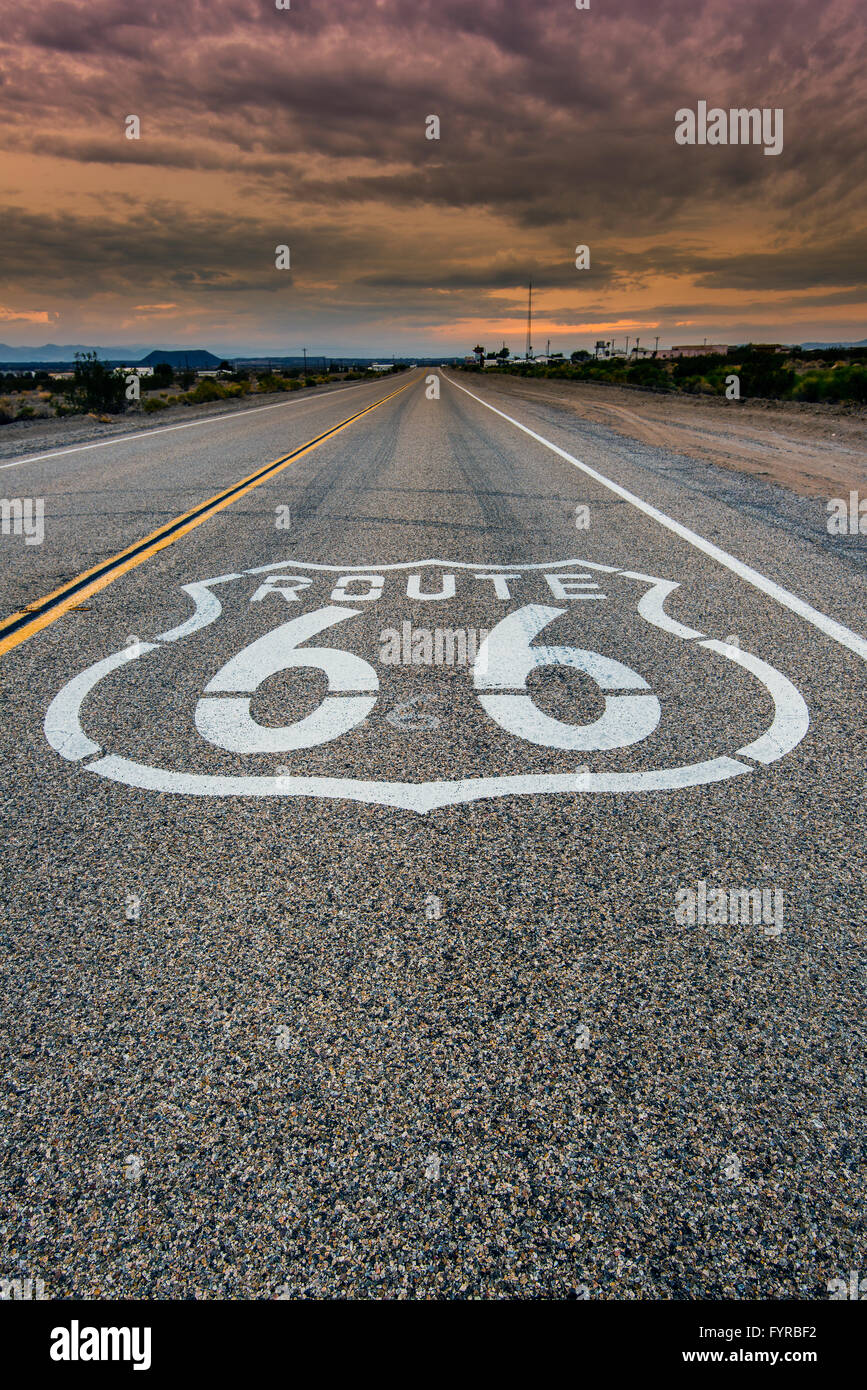 Stati Uniti Route 66 orizzontale cartello stradale, Amboy, CALIFORNIA, STATI UNITI D'AMERICA Foto Stock