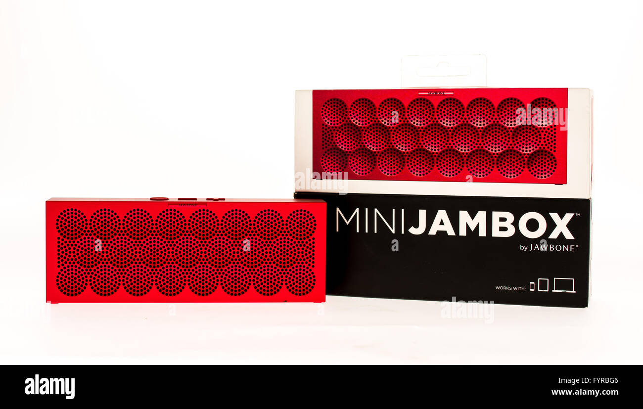 Winneconni, WI - 5 Giugno 2015: Mini realizzato Jambox di Jawbone seduta accanto alla casella esso giunge a. Foto Stock