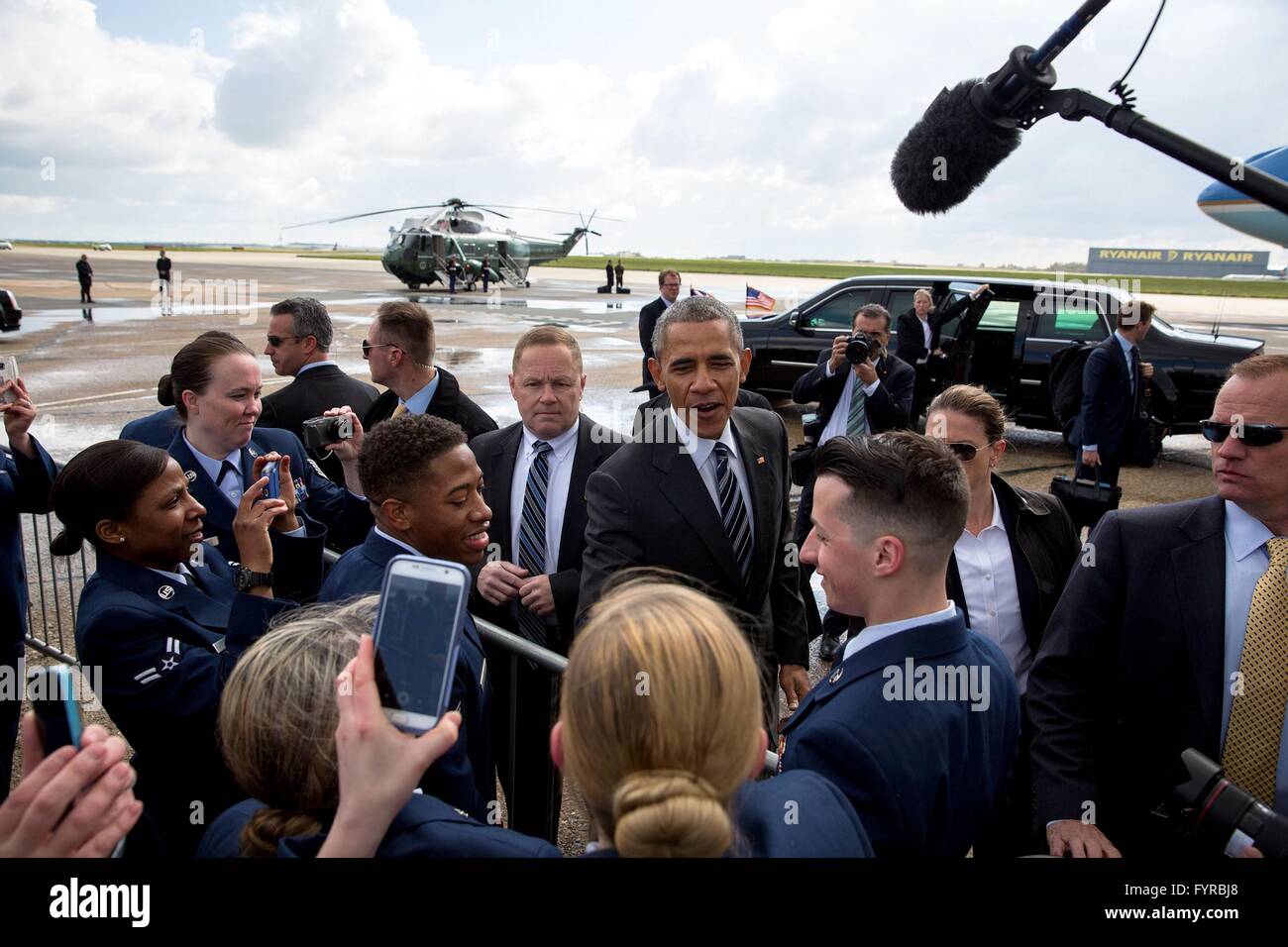 Il Presidente degli Stati Uniti Barack Obama saluta Air Force il personale di servizio all'Aeroporto Stansted di Londra come egli si parte per la Germania 24 aprile 2016 in Uttlesford, Essex, Regno Unito. Foto Stock