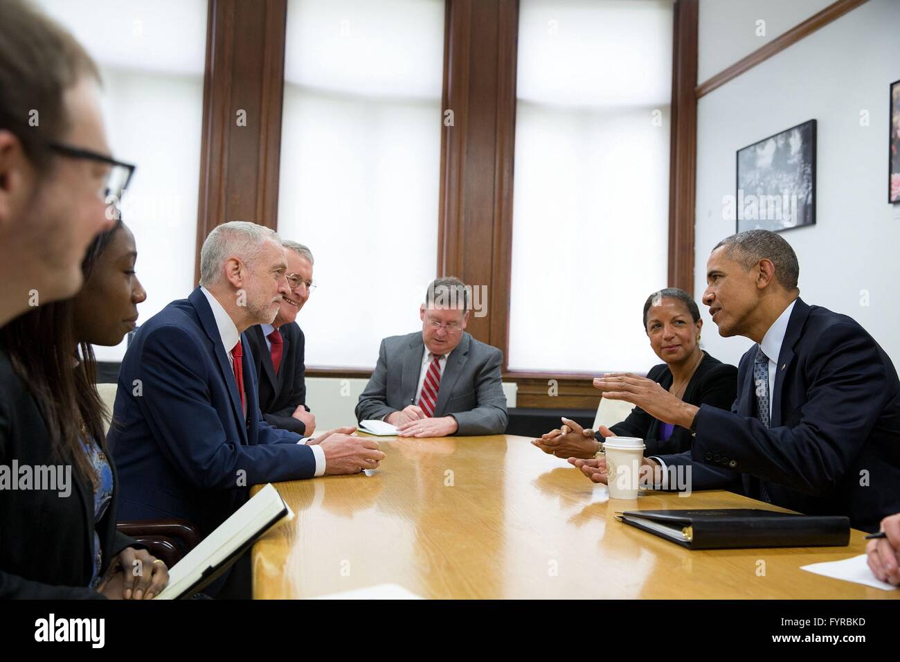 Il Presidente degli Stati Uniti Barack Obama incontra con Jeremy Corbyn, leader del partito laburista e leader dell'opposizione, alla Royal Horticultural Halls Aprile 23, 2016 a Londra, Regno Unito. Foto Stock