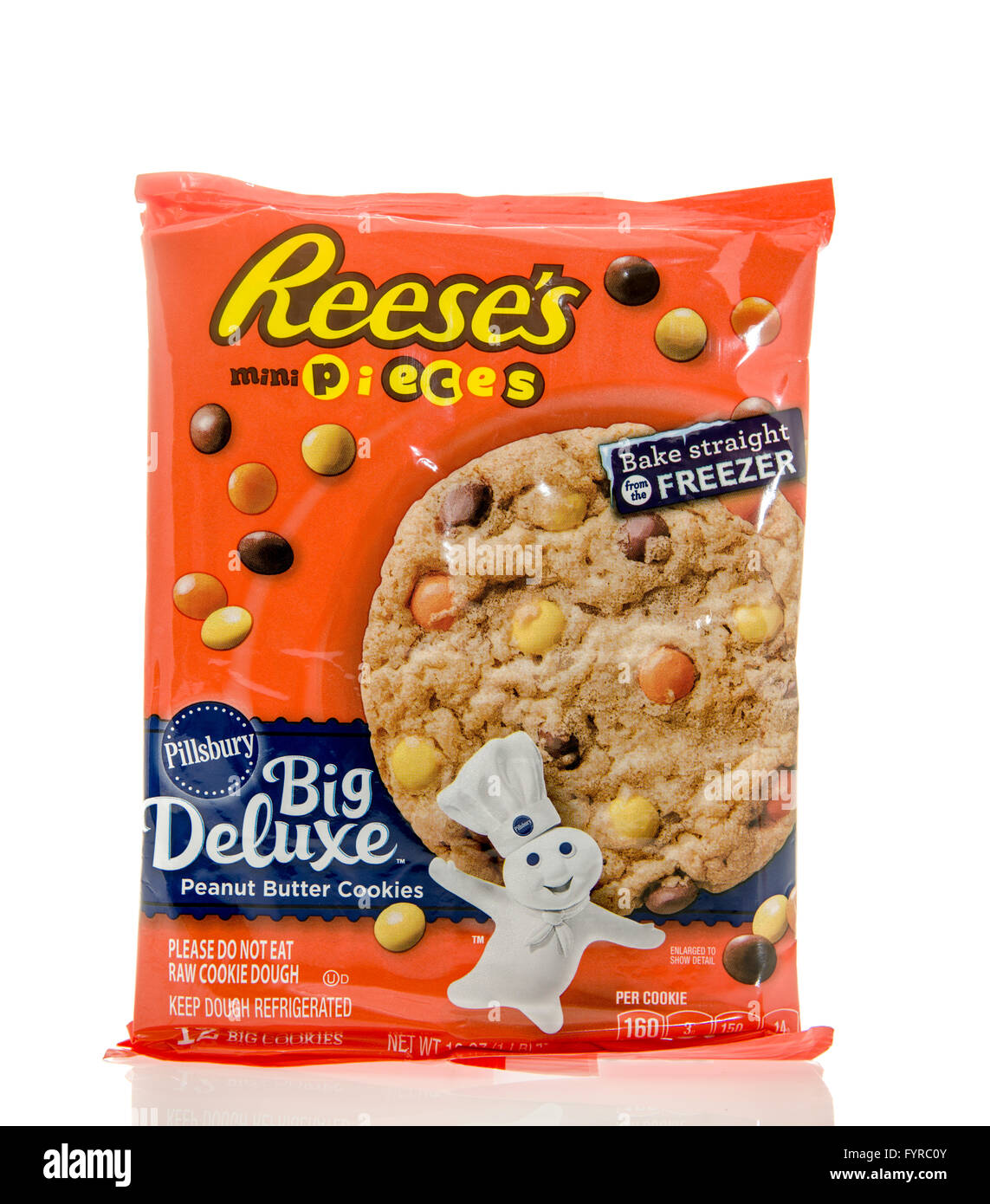 Winneconne, WI - 7 Feb 2016: Pacchetto di Pillsbury pasta biscotto in Reese's pezzi burro di arachidi sapore. Foto Stock