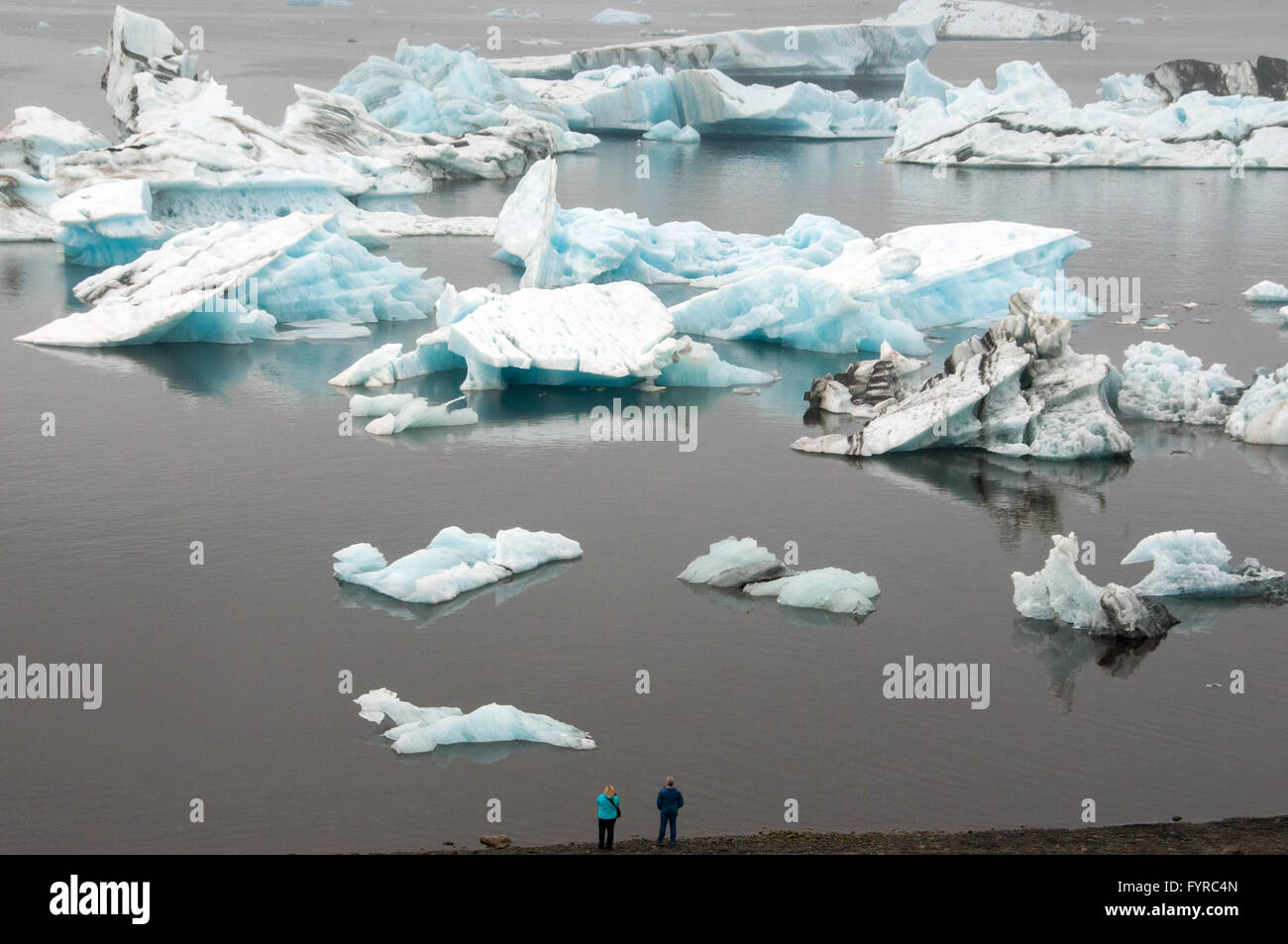 Iceberg blu,Jökulsárlón è un grande lago glaciale nel sud-est dell'Islanda, sul bordo del Vatnajökull Parco Nazionale Foto Stock