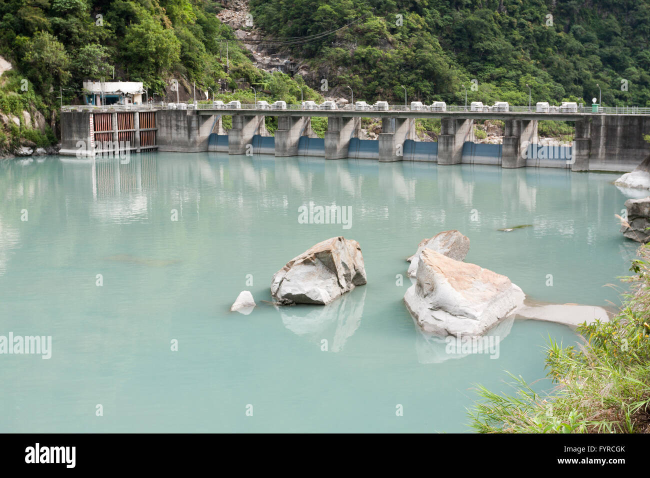 Sipan (Xipan, Hsipan) sfioratore della diga di cancelli, Taroko National Park, Xiulin Township, Hualien County, Taiwan Foto Stock