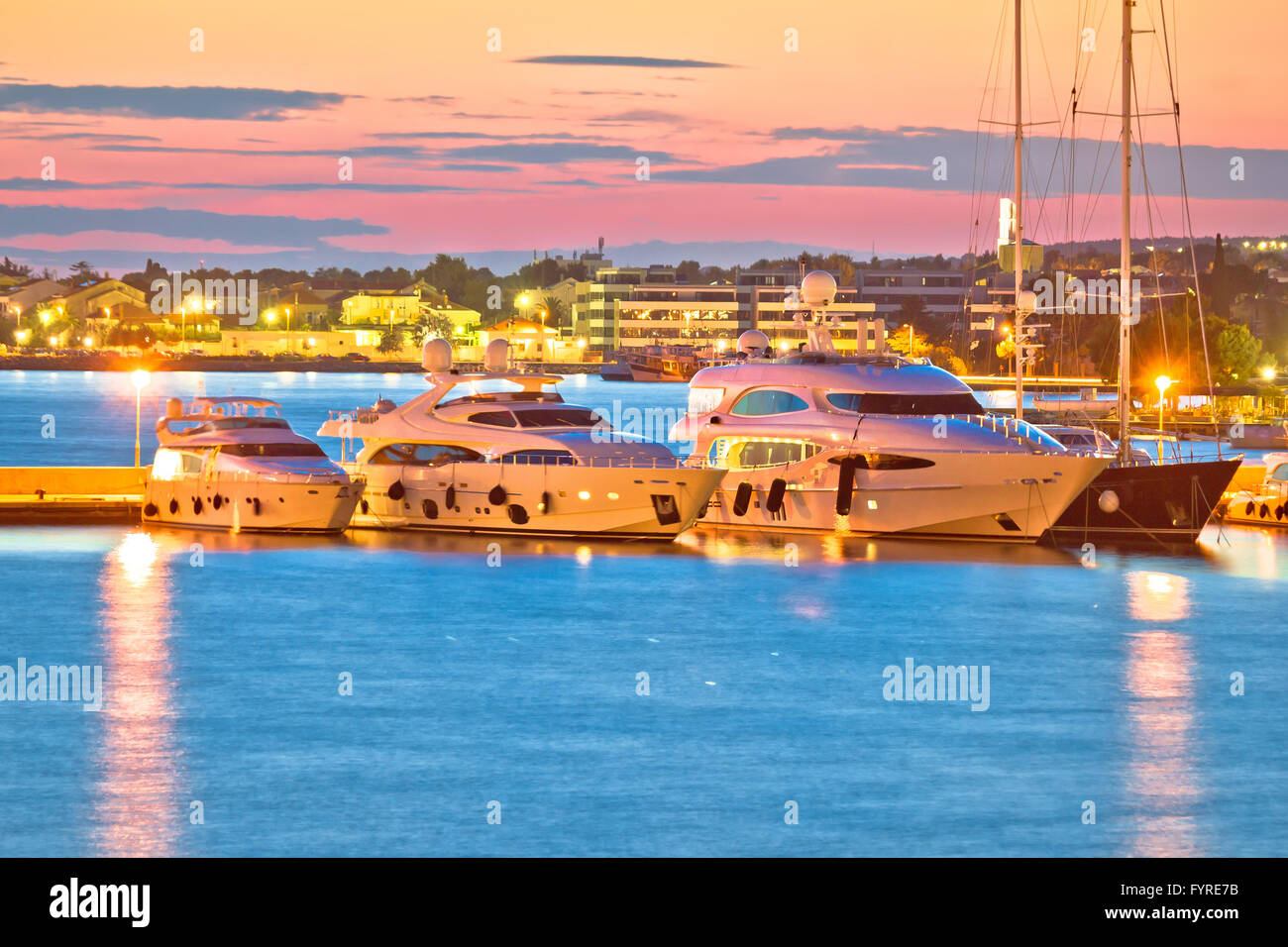 Yacht di lusso al porto di Zadar vista serale Foto Stock