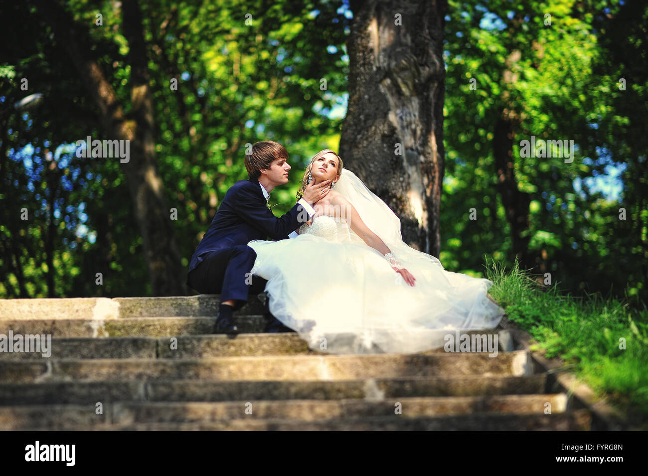 Appena sposati in amore Foto Stock