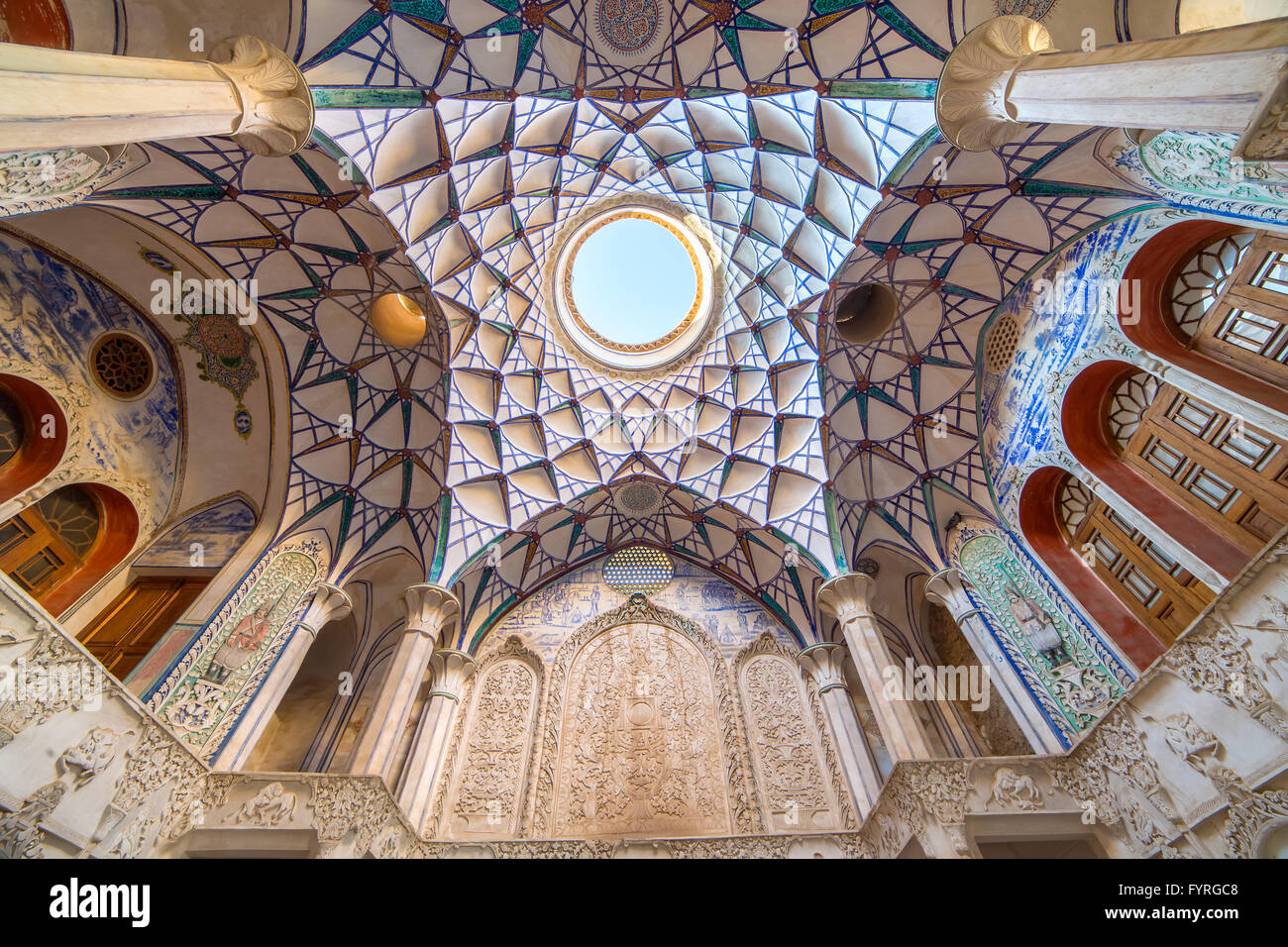 Kashan, Iran - Dicembre 9, 2015: soffitti ornamentali di Borujerdi storica casa a Kashan, Iran Foto Stock