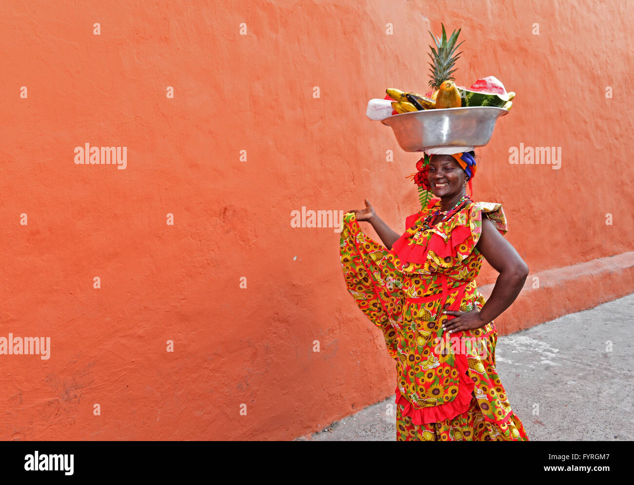 Donna Palenquera vendono frutti a Cartagena, Colombia Foto Stock