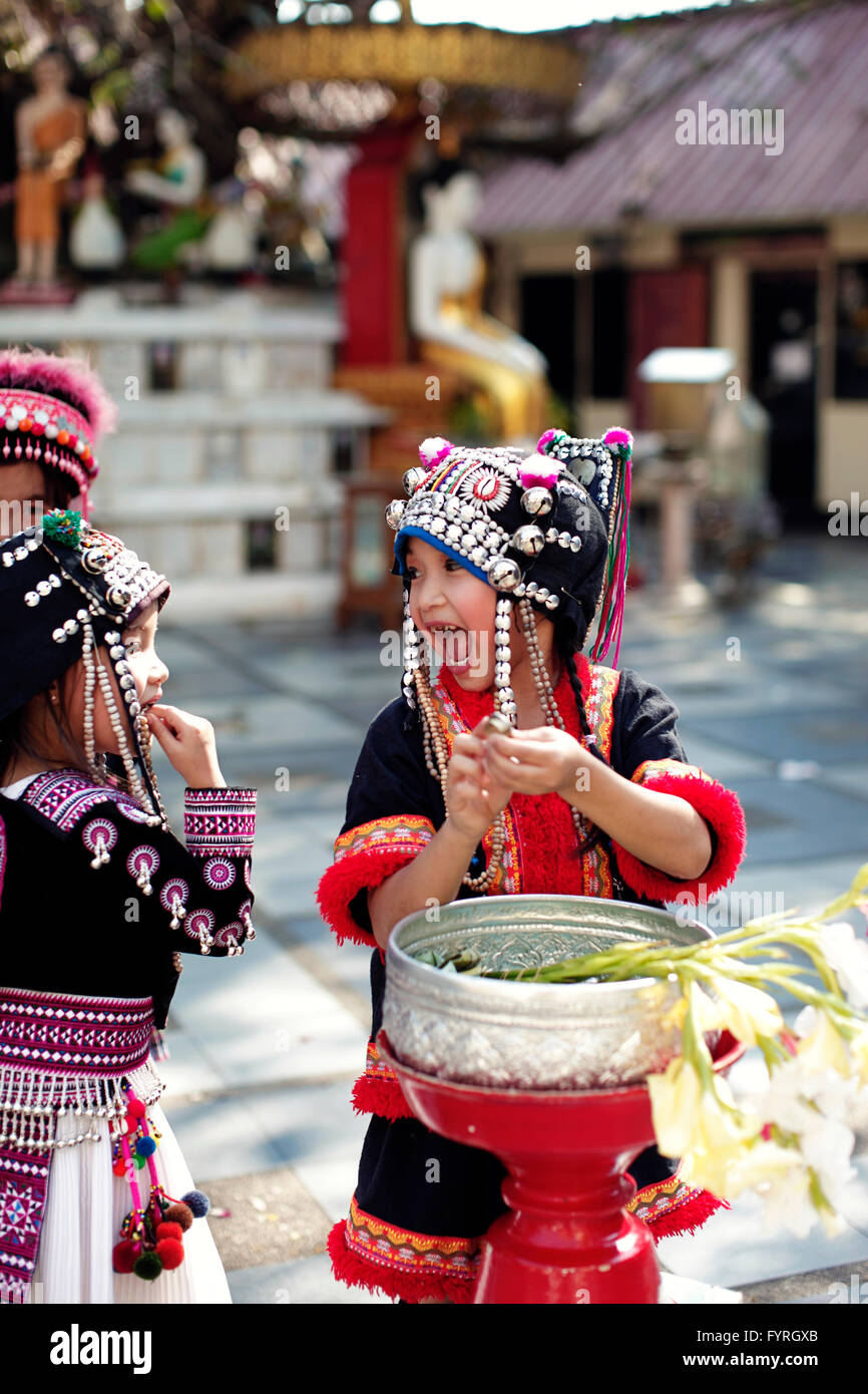 Carina ragazza Thai in ballo nel tempio,indossare vestiti tradizionali.Chang Mai hailand Foto Stock
