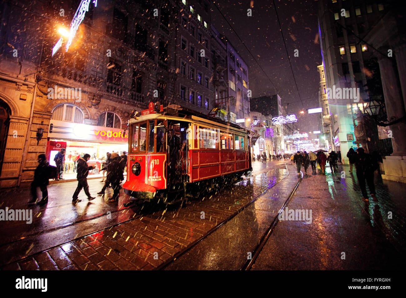 Simbolo della Piazza Taksim ,vecchio tram in attesa per i passeggeri Foto Stock