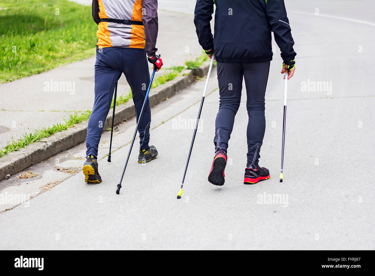 Due uomini nordic walking gara su strada di città Foto Stock
