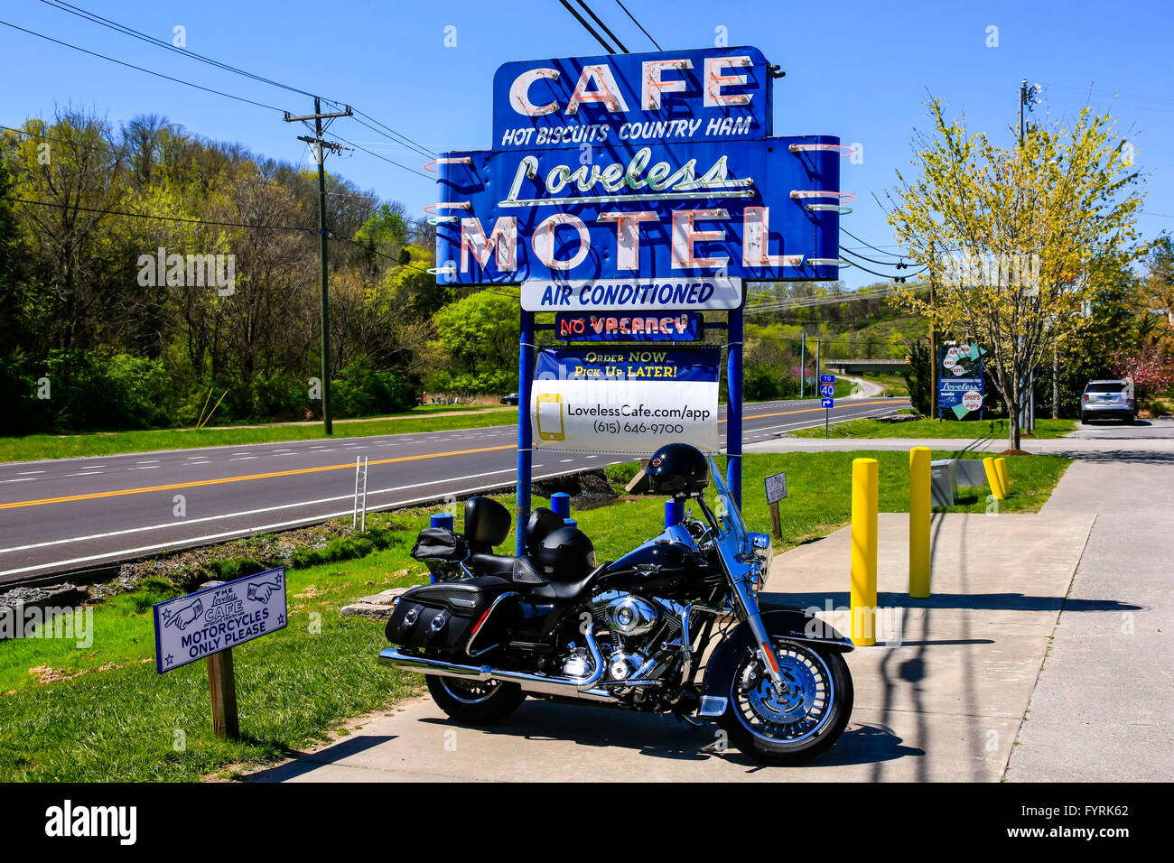 Harley Davidson Moto parcheggiata sotto il Loveless Motel e Cafe segno sulla Hwy 100, Nashville, TN Foto Stock