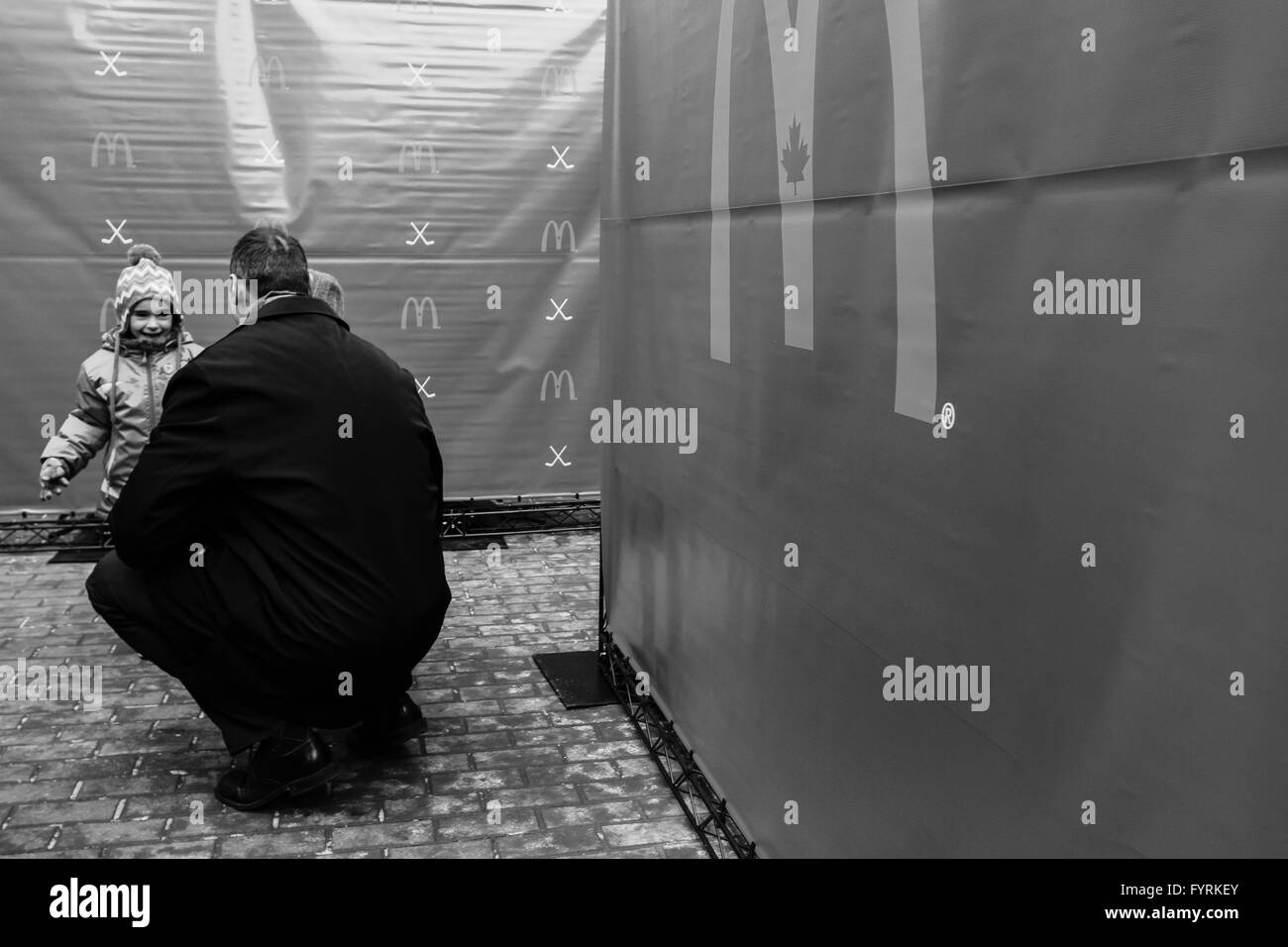 Boston Bruins capitano Zdeno Chara saluta Habs tifosi durante il McDonalds girare video in Montreal, Que. Febbraio 7, 2016. Foto Stock