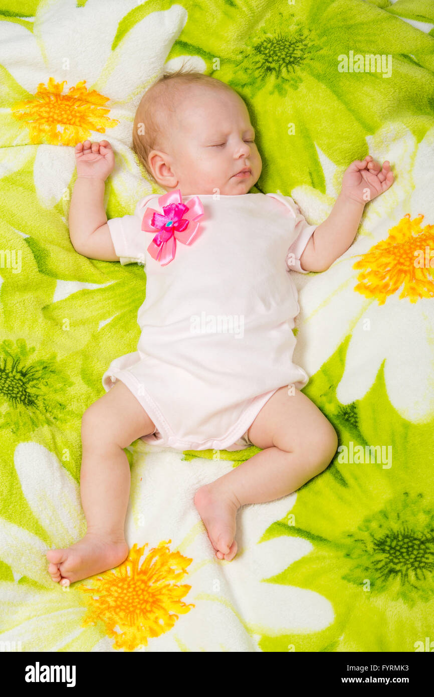 Dormire a due mesi il bambino nel presepe Foto Stock