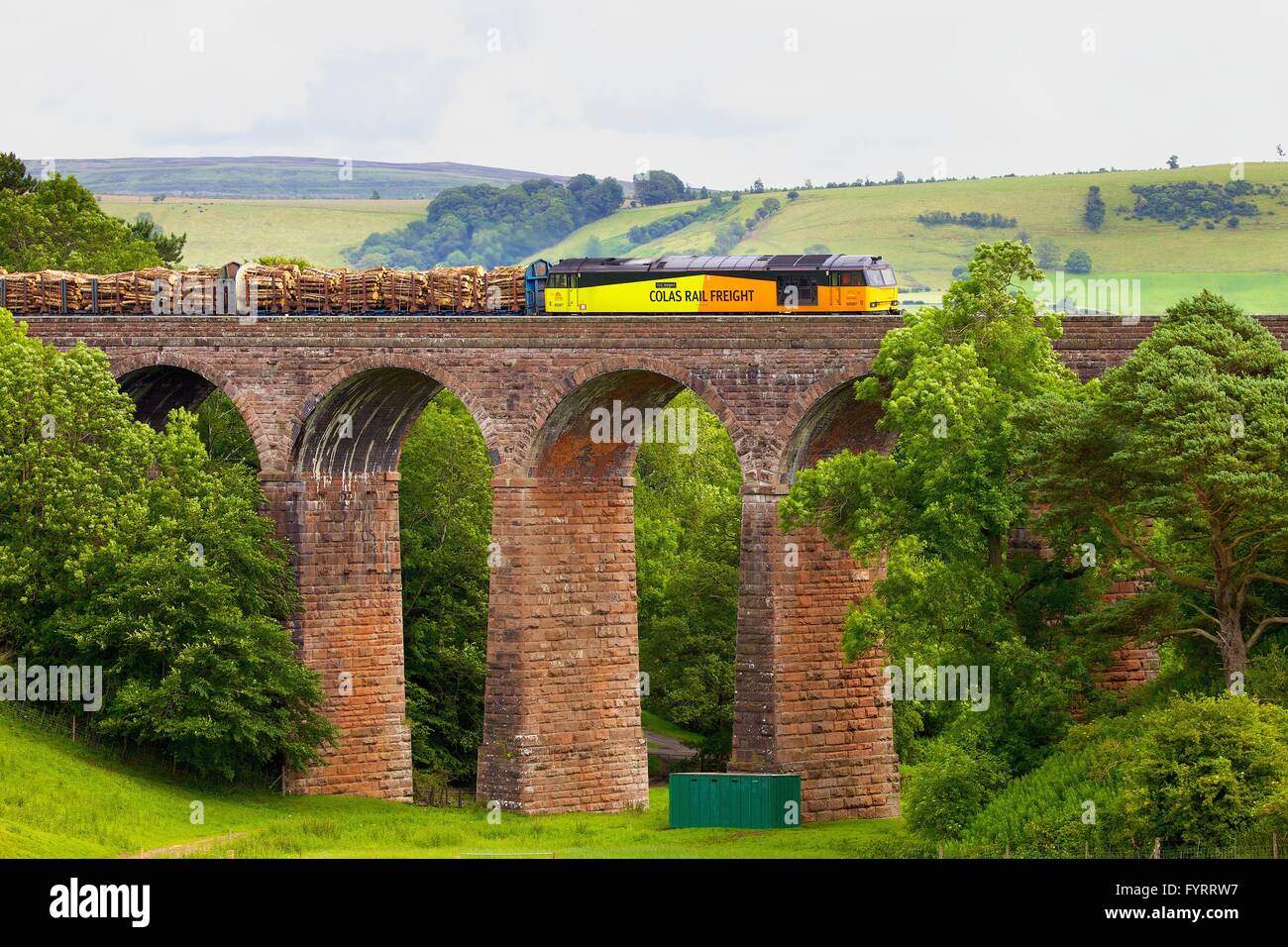 Colas Rail treno merci su asciutto Beck viadotto, Armathwaite, Eden Valley, Cumbria, accontentarsi di Carlisle linea ferroviaria, Inghilterra, Regno Unito. Foto Stock
