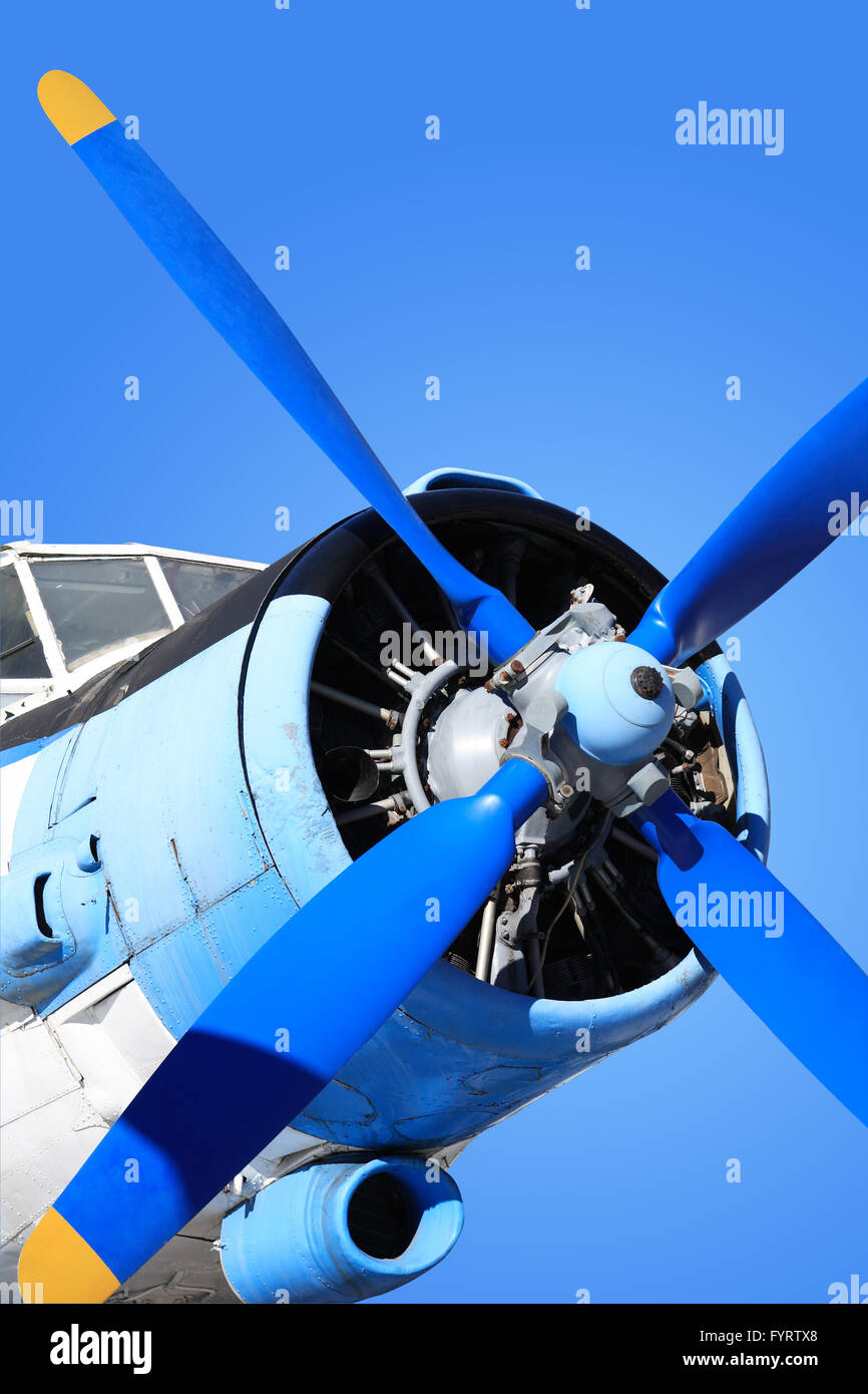 Vista dettagliata del vecchio motore aereo con elica contro il cielo blu. Isolato con tracciato di ritaglio Foto Stock
