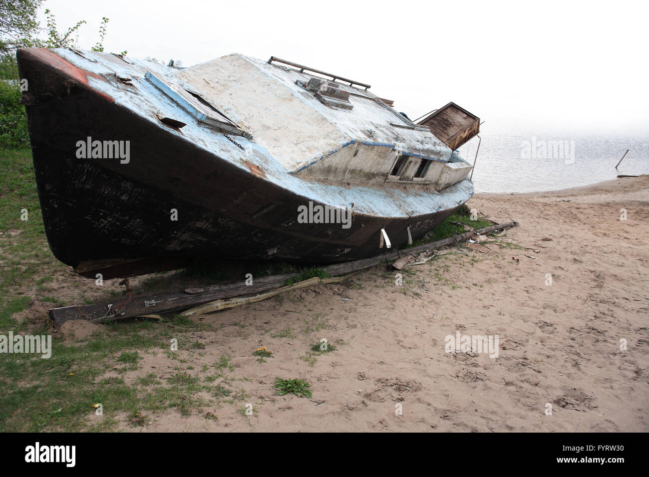 Vecchia barca deserta sulla sabbia della banca del lago Foto Stock