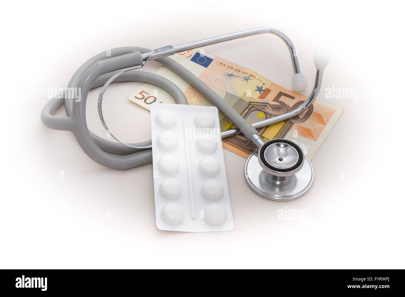 Costi della sanità rappresentato da uno stetoscopio con denaro e un blister di farmaci Foto Stock