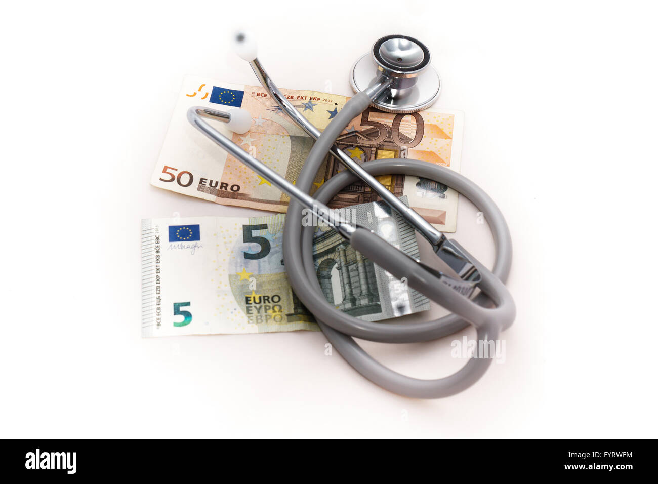 Costi della sanità rappresentato da uno stetoscopio con denaro Foto Stock