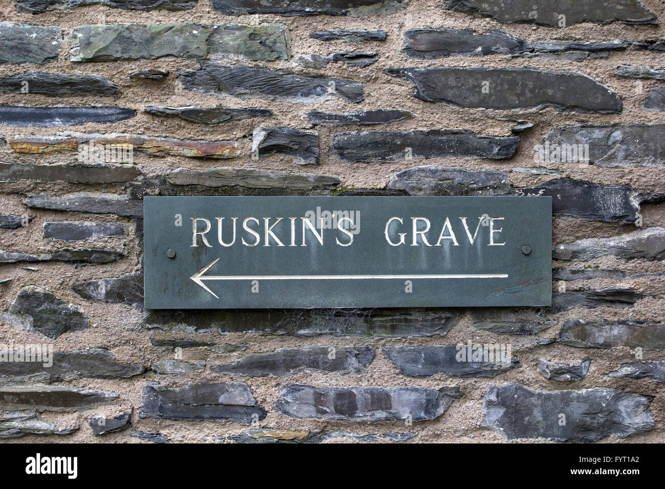 Tomba del critico d'arte John Ruskin a Coniston sagrato, Lake District / Cumbria Foto Stock