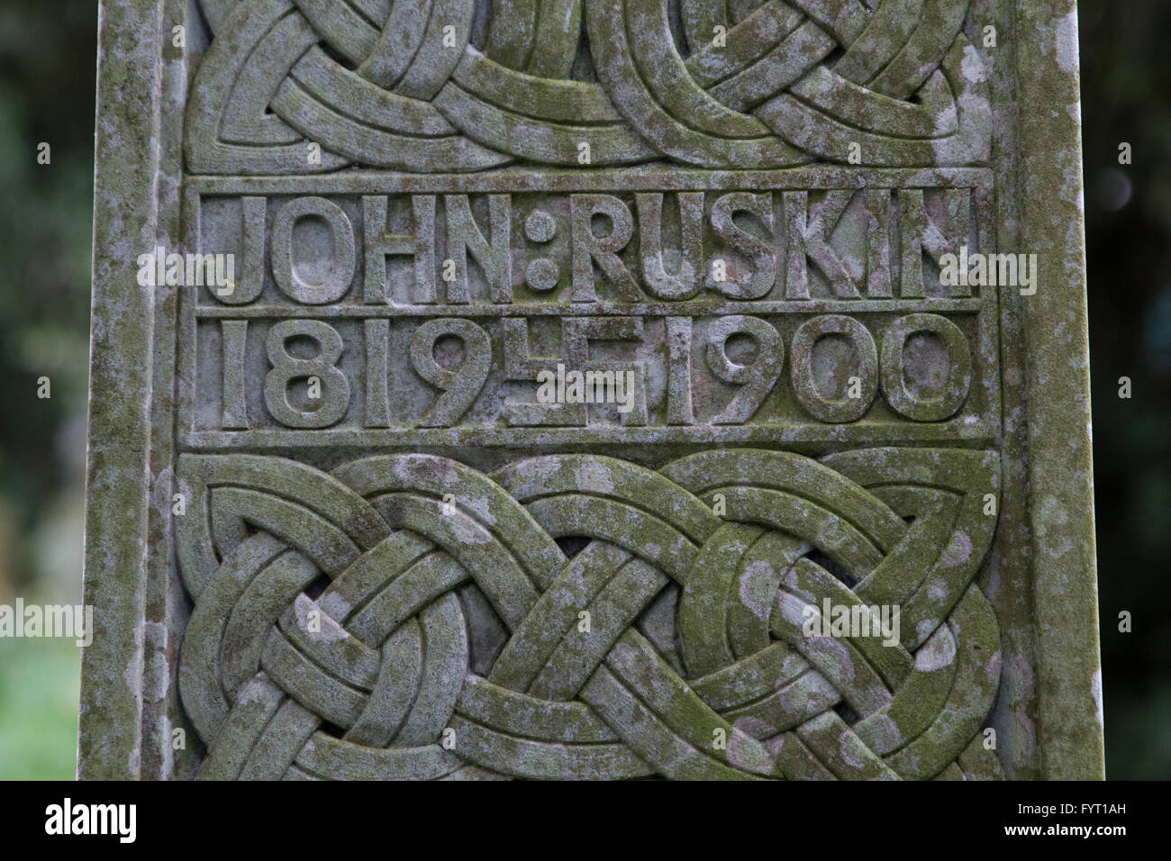 Tomba del critico d'arte John Ruskin a Coniston sagrato, Lake District / Cumbria Foto Stock