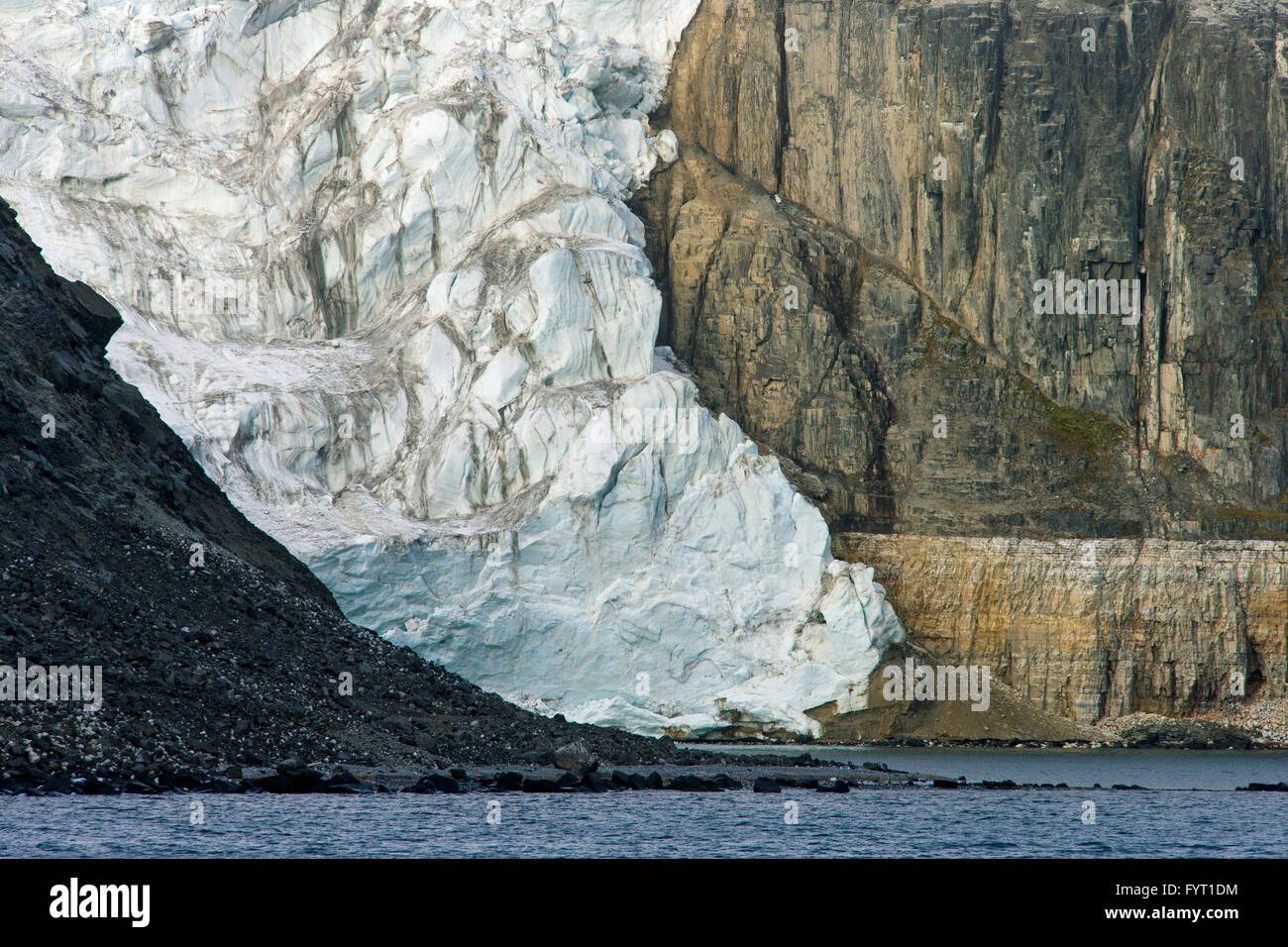 Glacier Ice cadere nel Hinlopenstretet / Hinlopenstreet, stretto tra Spitsbergen e Nordaustlandet in Svalbard, Norvegia Foto Stock