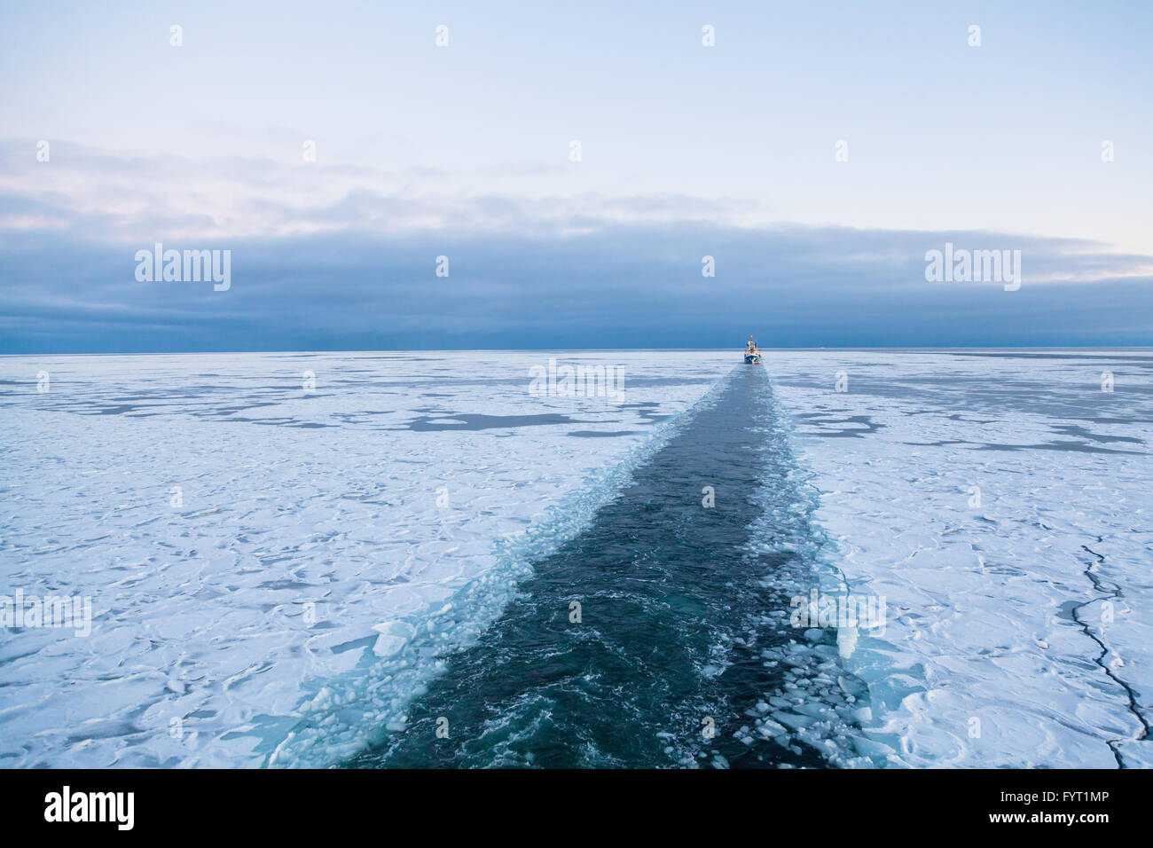 Wake nave in mare ghiacciato. Ghiaccio cablaggio caravan nave itinerario di mare nordico Foto Stock