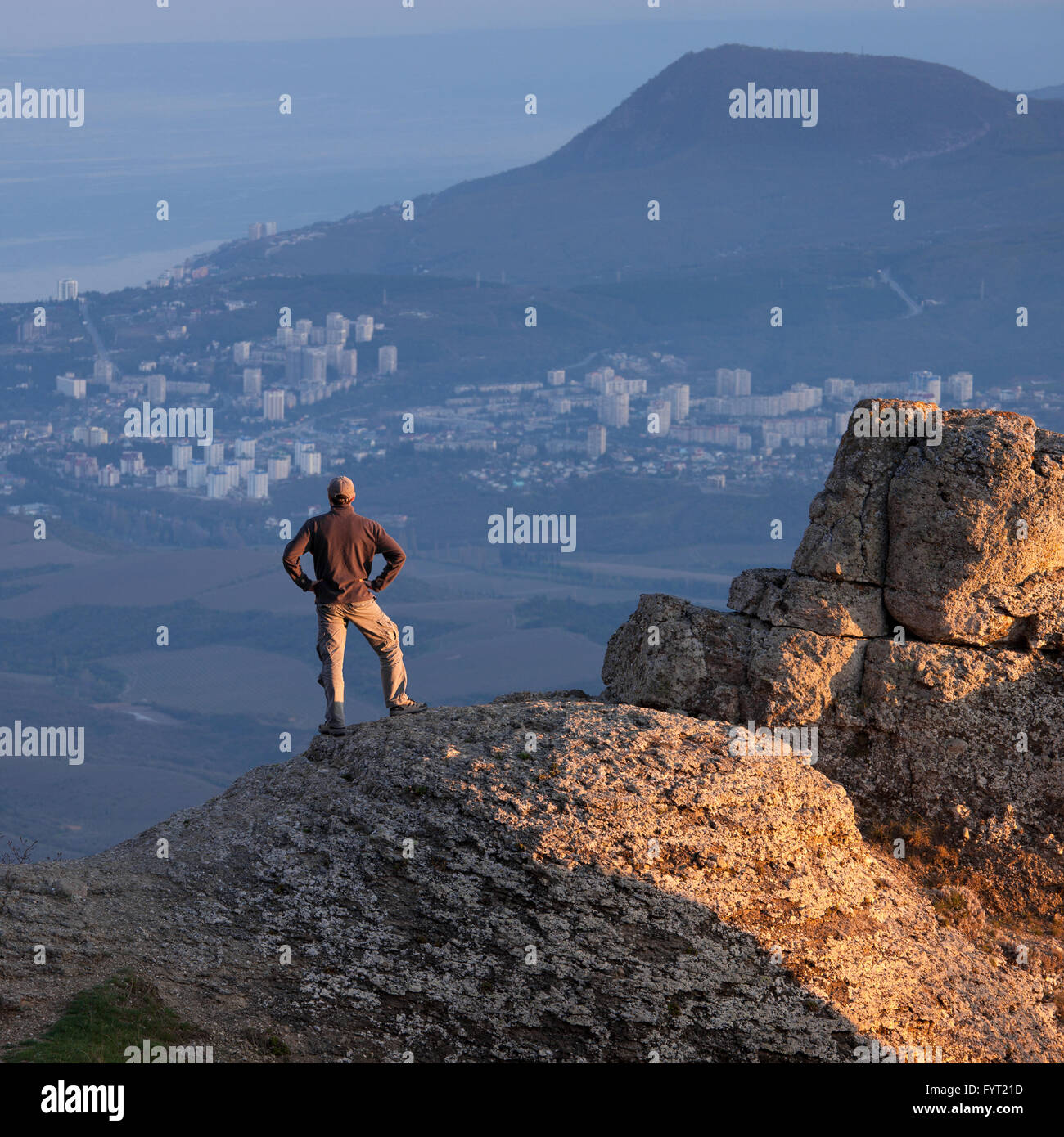 L'uomo sulla cima della montagna Foto Stock