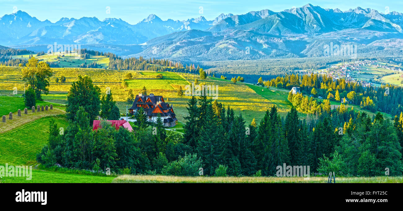In estate il villaggio di montagna Panorama (Polonia) Foto Stock