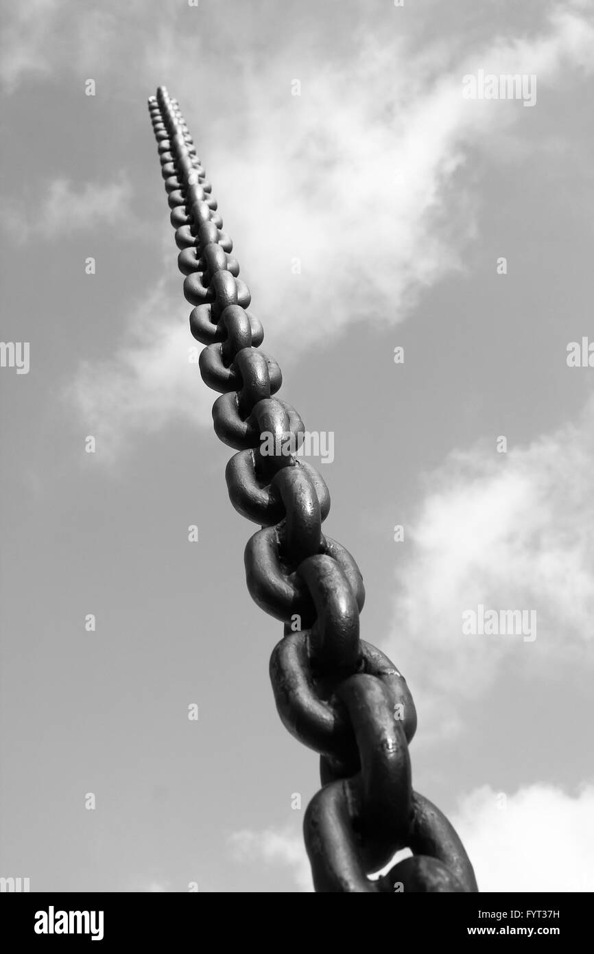 Catena di metallo va in cielo con le nuvole Foto Stock