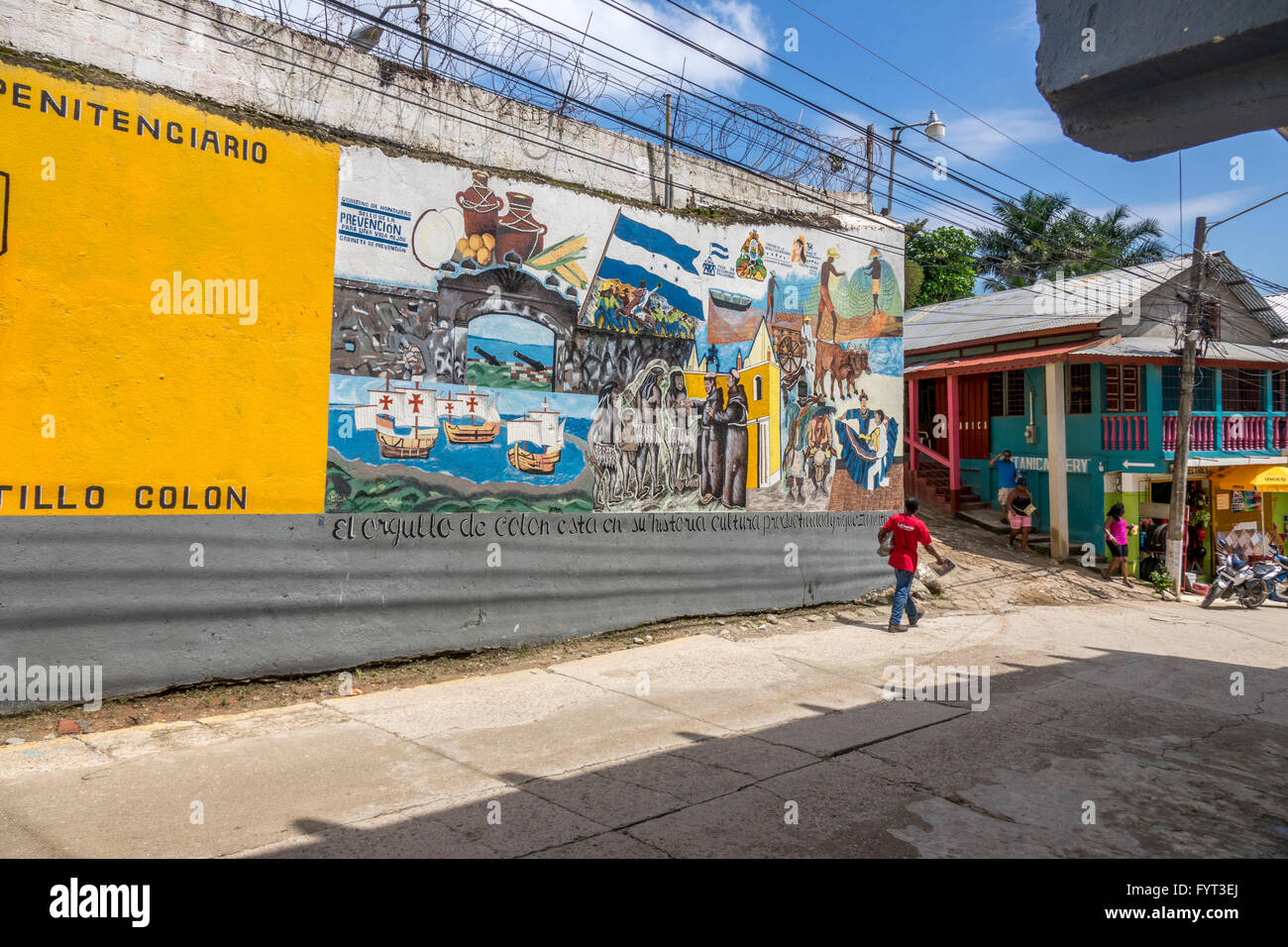 Street murale di Trujillo in Honduras che illustra la storia di questa centrale cittadina americana Foto Stock