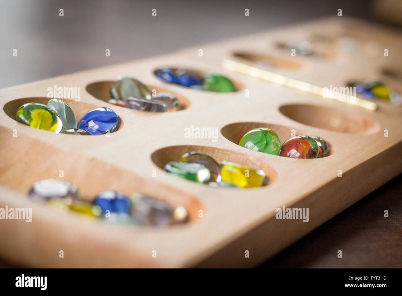 Mancala tradizionale tavolo con pezzi di vetro sul tavolo di legno Foto Stock