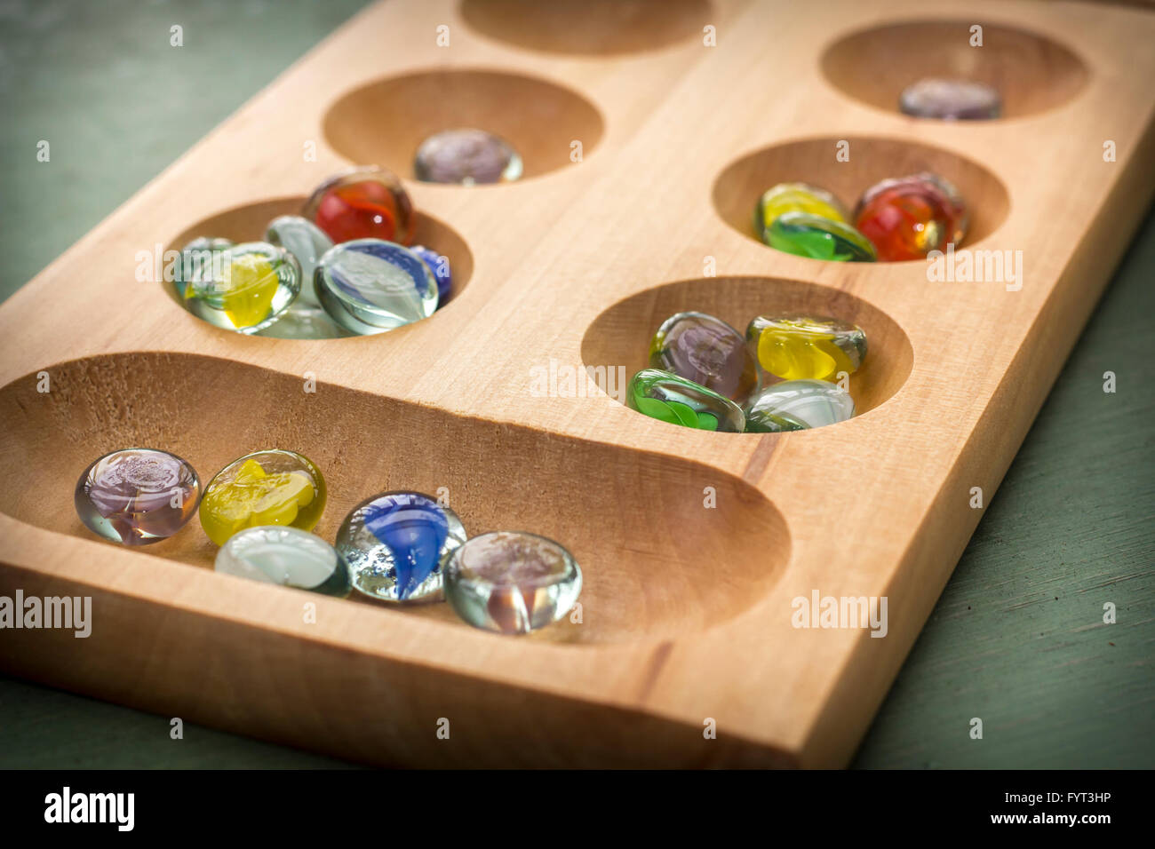 Mancala tradizionale tavolo con pezzi di vetro sul tavolo di legno Foto Stock