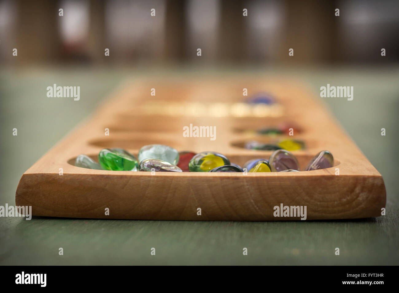 Mancala tradizionale tavolo con pezzi di vetro sul tavolo di legno Foto Stock