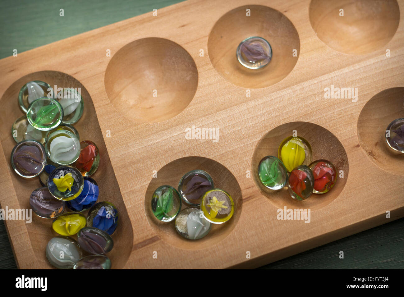 Mancala tradizionale tavolo con pezzi di vetro sul tavolo di legno Foto Stock