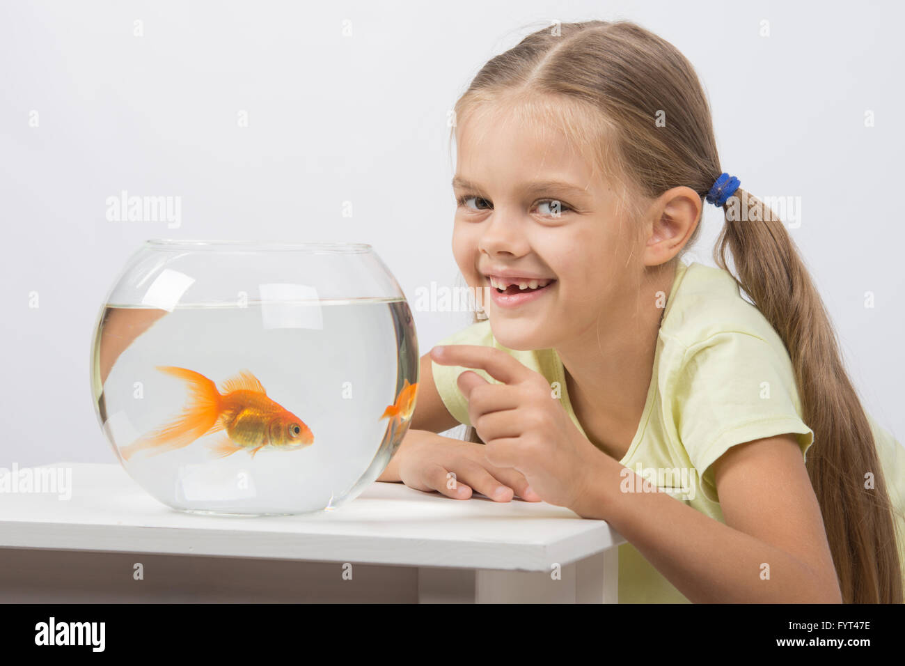 6 anno vecchia ragazza molto felice donato il suo oro di pesce Foto Stock
