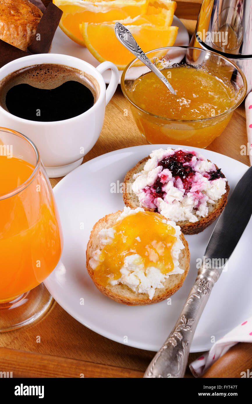 Bun con ricotta arancione e confettura di ciliegie per la prima colazione Foto Stock