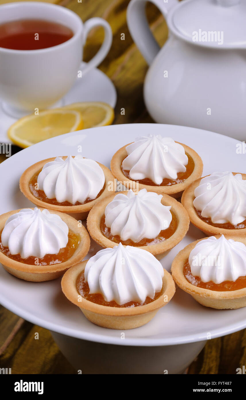 Biscotti frollini con orange marmellata e crema di latte Foto Stock