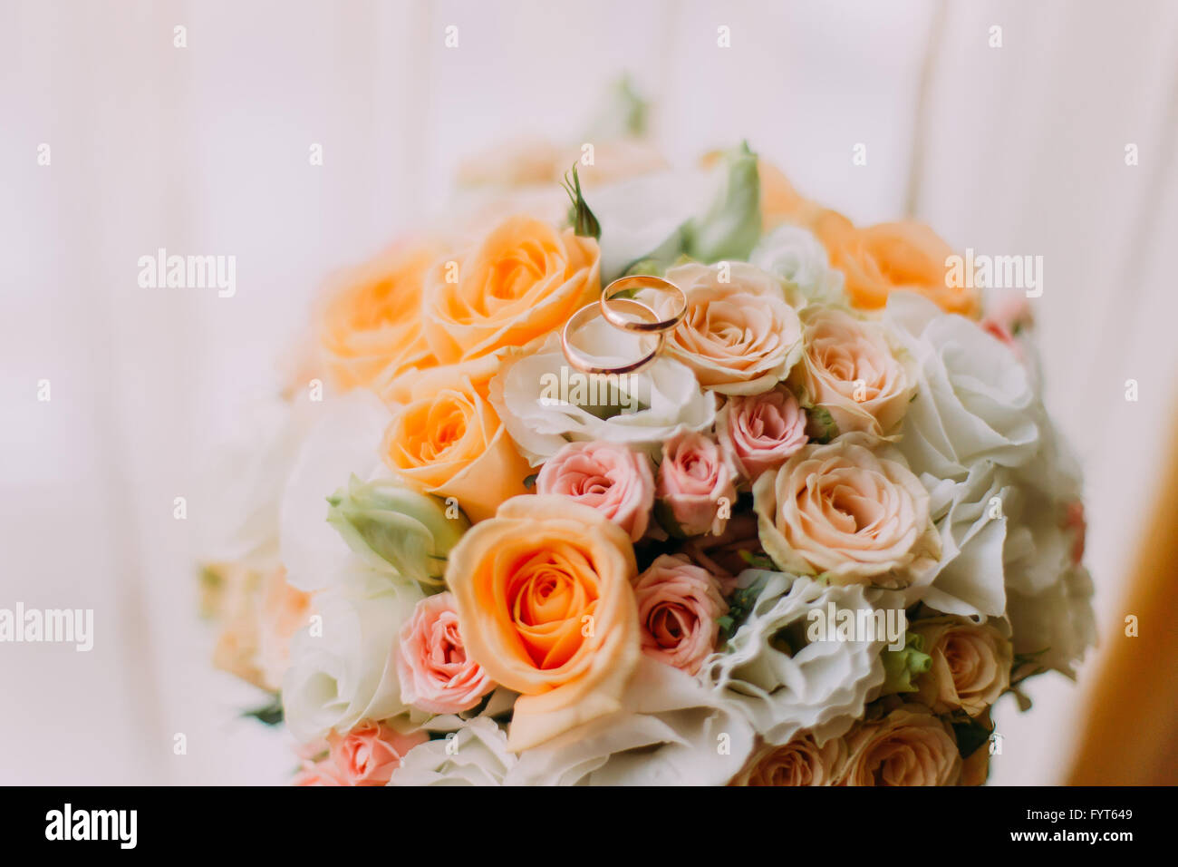 Bouquet nozze con rosso, bianco, rosa rose di sposa e le sue damigelle hanno sul tavolo prima della cerimonia a partire Foto Stock