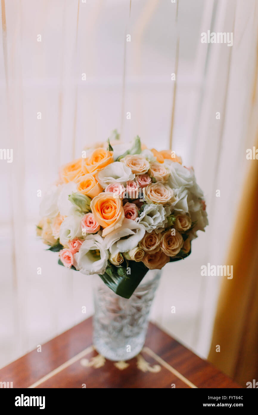 Bouquet nozze con rosso, bianco, rosa rose di sposa e le sue damigelle hanno sul tavolo prima della cerimonia a partire Foto Stock