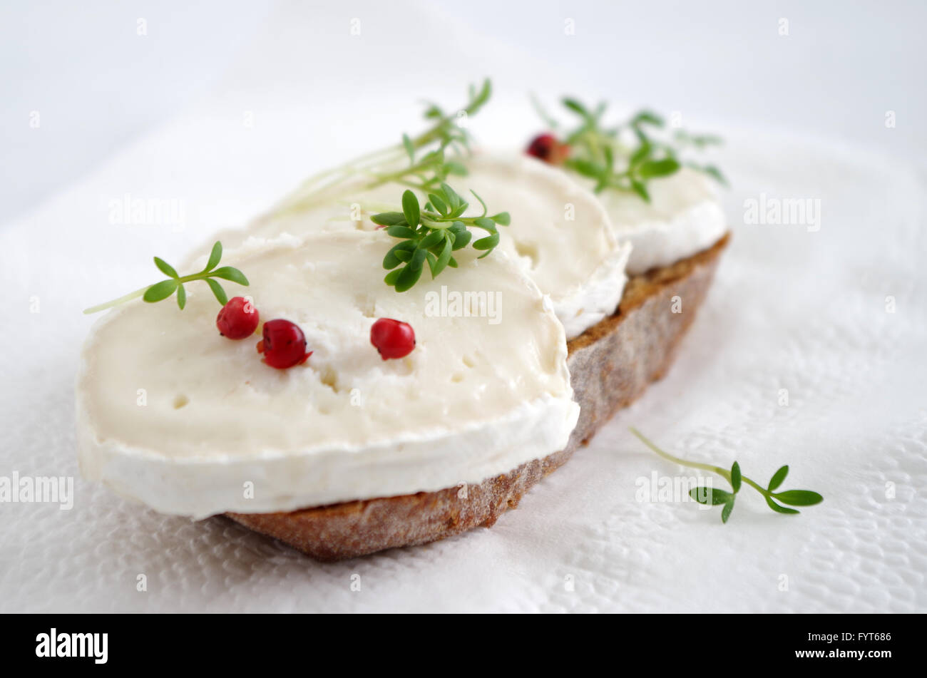 Pane con formaggio di capra Foto Stock