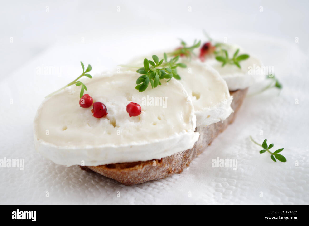 Pane con formaggio di capra Foto Stock