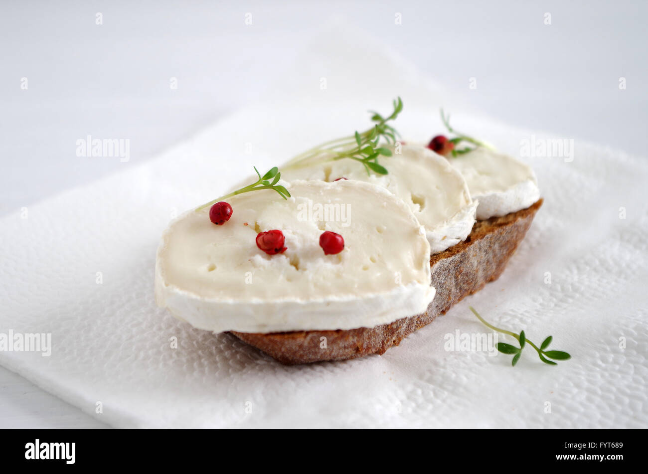 Pane con formaggio di capra Foto Stock