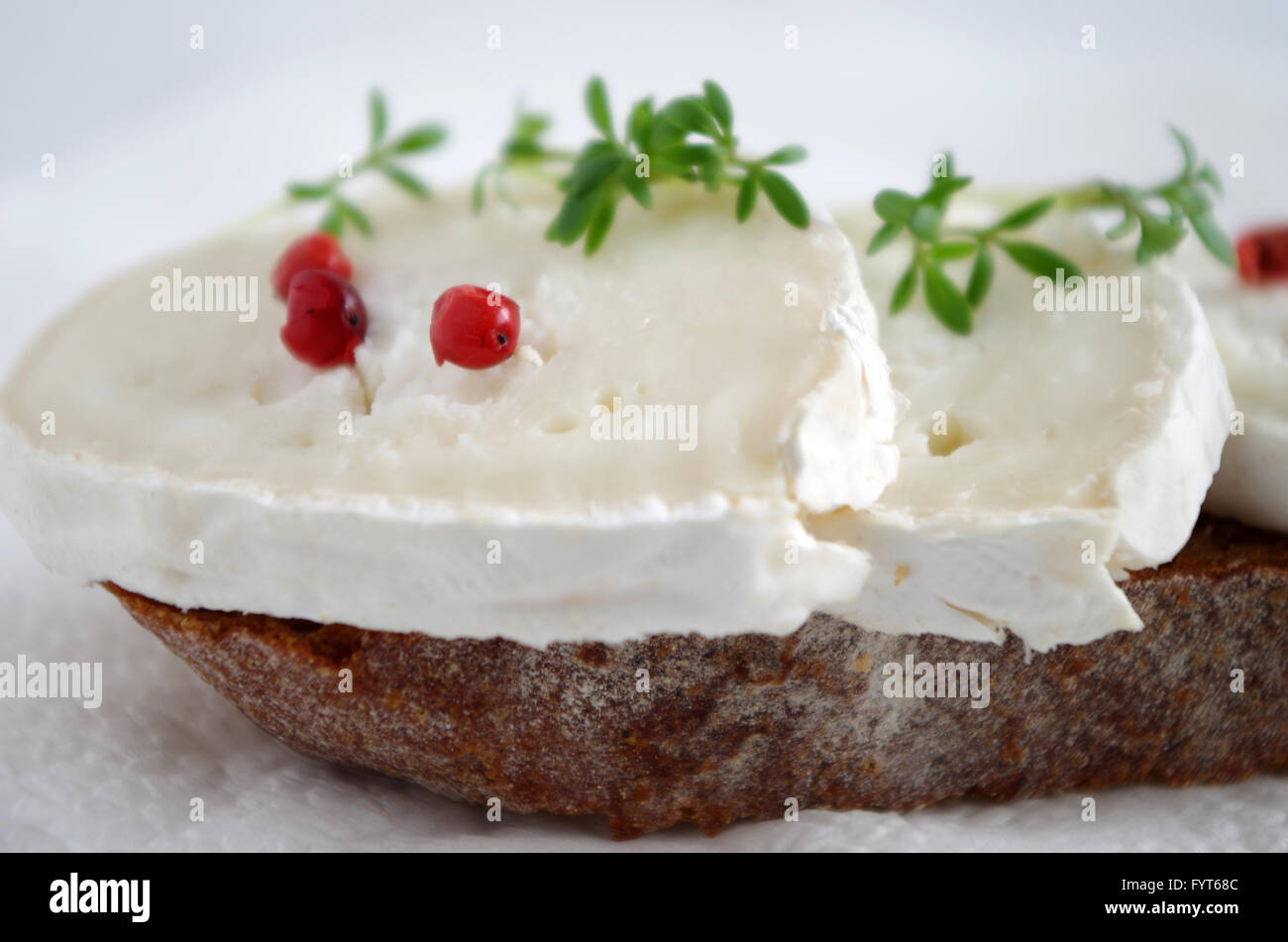 Pane con formaggio di capra Foto Stock