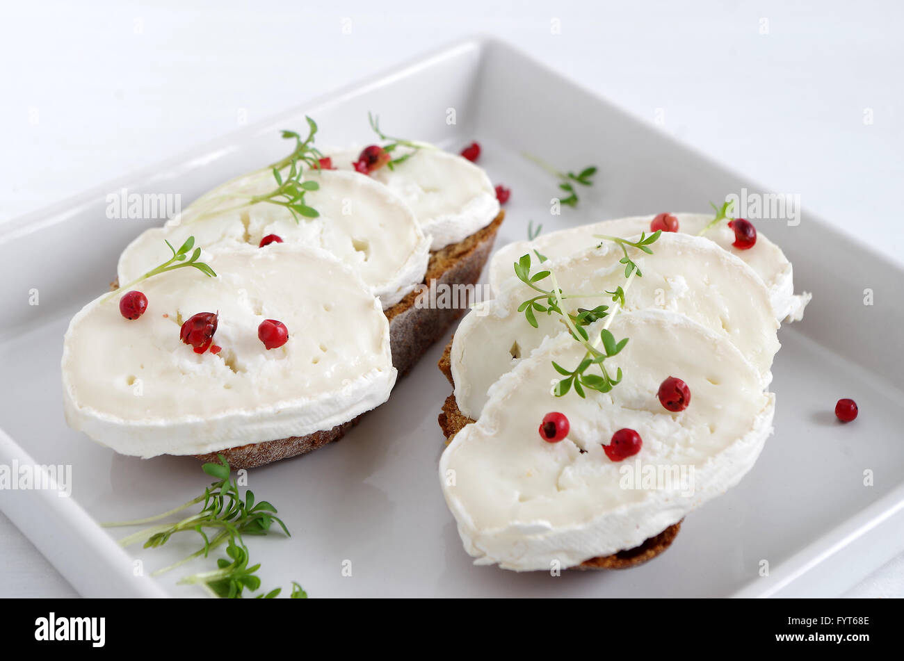 Pane con formaggio di capra Foto Stock