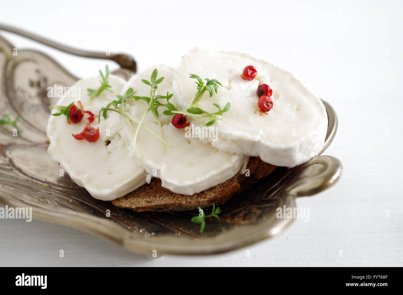 Pane con formaggio di capra Foto Stock