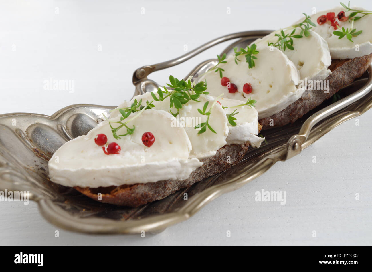 Pane con formaggio di capra Foto Stock