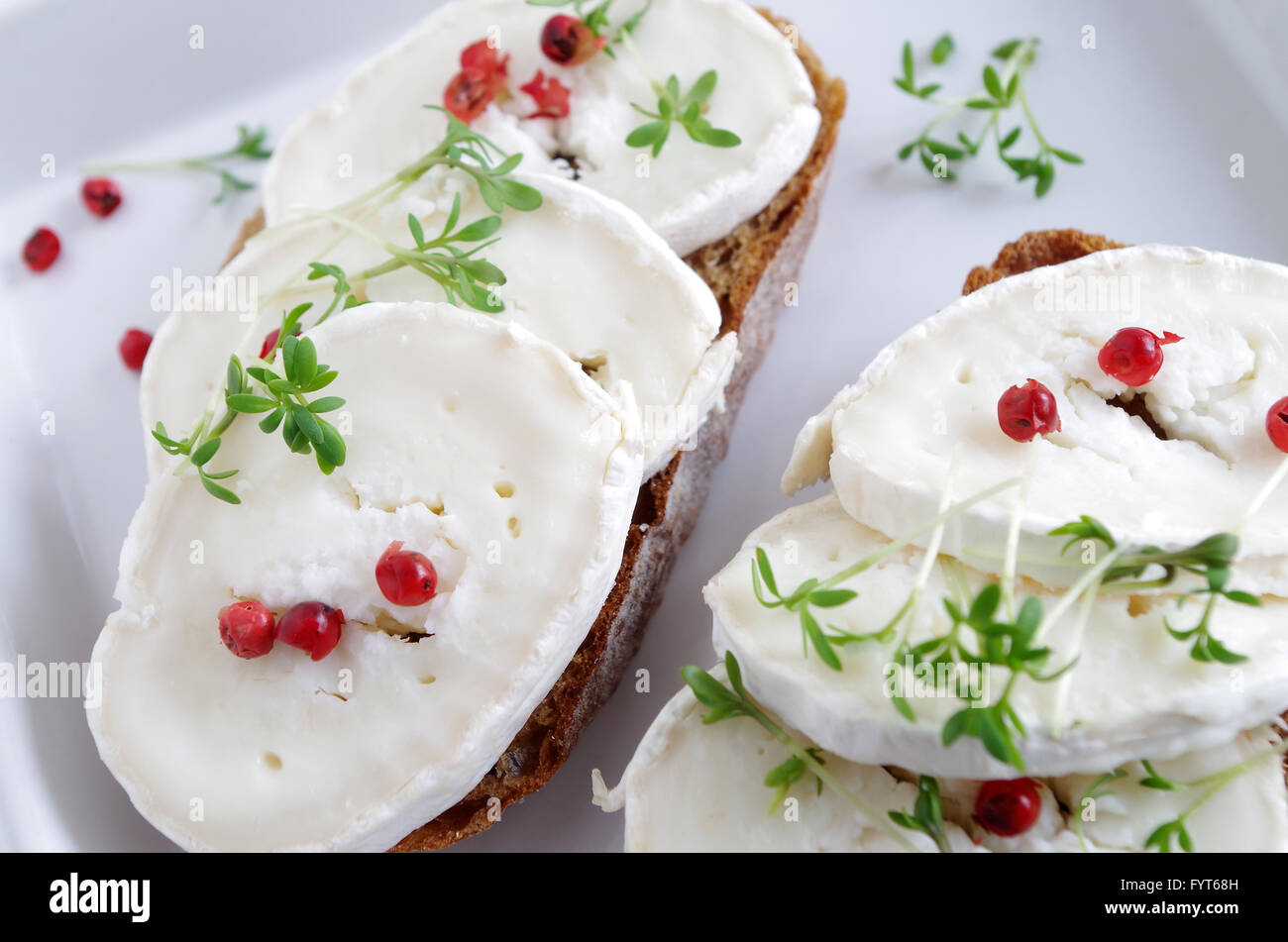 Pane con formaggio di capra Foto Stock